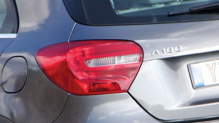 Η αιχμηρή σχεδίαση της Mercedes-Benz A180 κερδίζει τις εντυπώσεις. Χωρίς αμφιβολία τις εντυπώσεις κλέβει η μάσκα και συνολικά το μπροστινό μέρος. Στο πίσω μέρος τα φώτα ξεχωρίζουν. Η αιχμηρή σχεδίαση της Mercedes-Benz A180 κερδίζει τις εντυπώσεις. Χωρίς αμφιβολία τις εντυπώσεις κλέβει η μάσκα και συνολικά το μπροστινό μέρος. Στο πίσω μέρος τα φώτα ξεχωρίζουν.